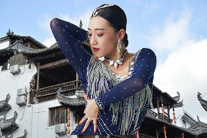 “就凭他这敢为天下先的精神，我就算是砸锅卖铁，都要支持他拍这部电影……