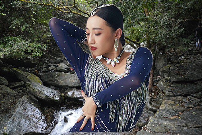一个熟悉又陌生,距离遥远又仿佛近在咫尺的身影,清晰浮现在了一些人的脑海中。