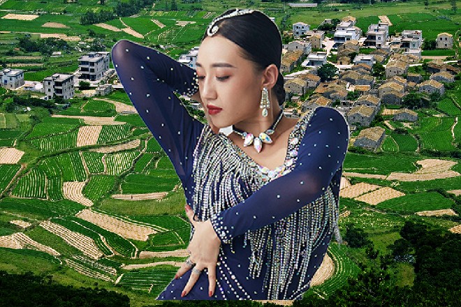 在面试的时候,房间摆了一张红沙发。如果你坐上去,意味着你接受潜规则。