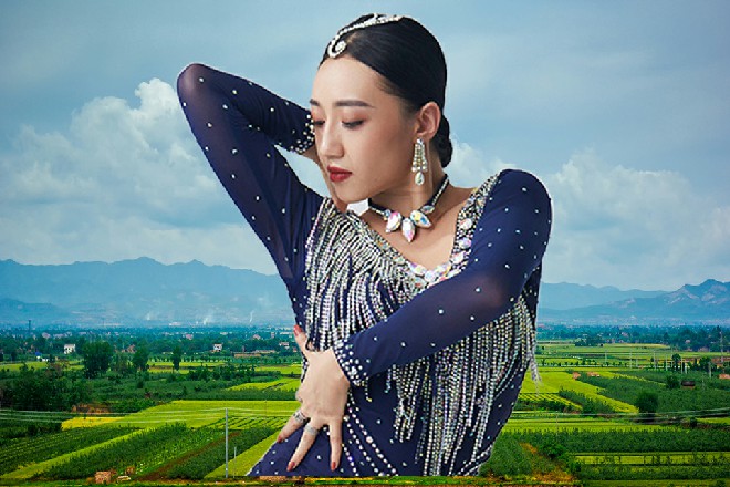 他一撩头发,掩盖心中的暗喜。小小配角,居然能跟着火,电影总算没白拍。
