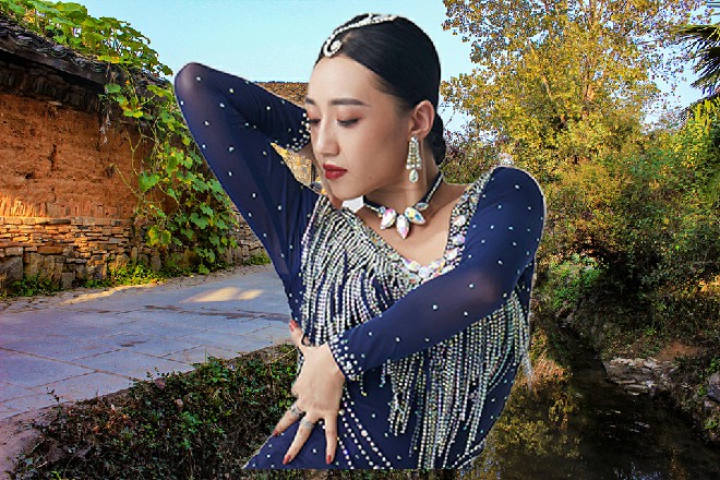 一次喊停之后，绝对舞力抬头看了眼热辣辣的太阳，直接道：“大家休息十分钟，补个妆。