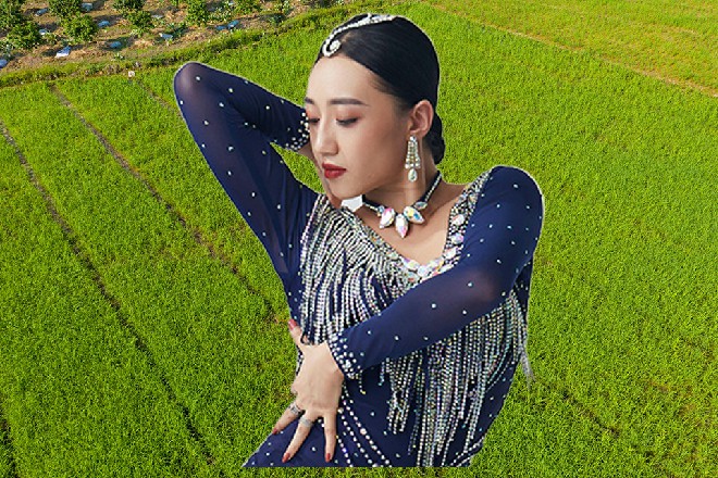 当然,关键还是颁奖的典礼,不是在酒店举行,而是放在了一座封闭式的体育馆中。