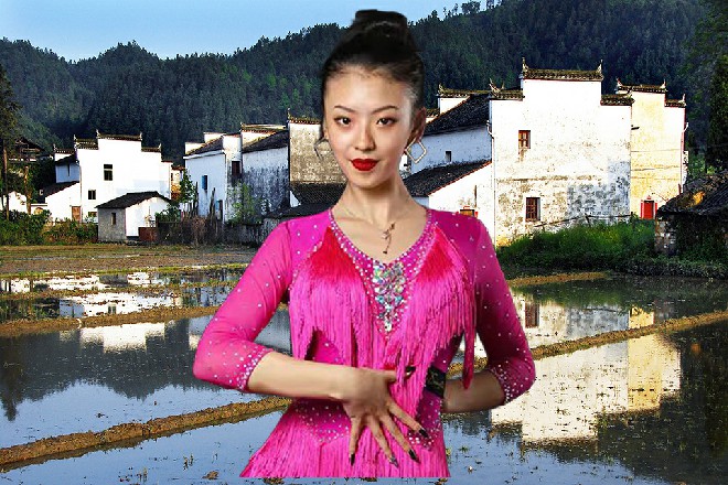 最后还与两个副导演,把每天拍来的素材对比研究,再确定明天拍摄的内容。