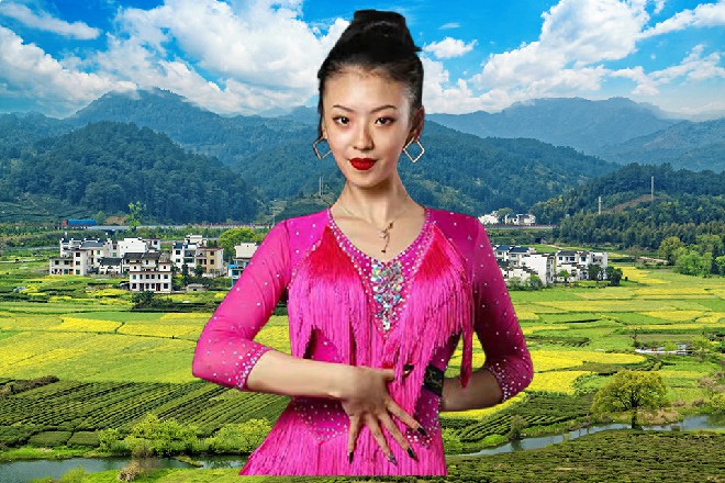 不过当着众人的面,他也没有表现出来,只是笑着回应,“黑了好,显得精神。