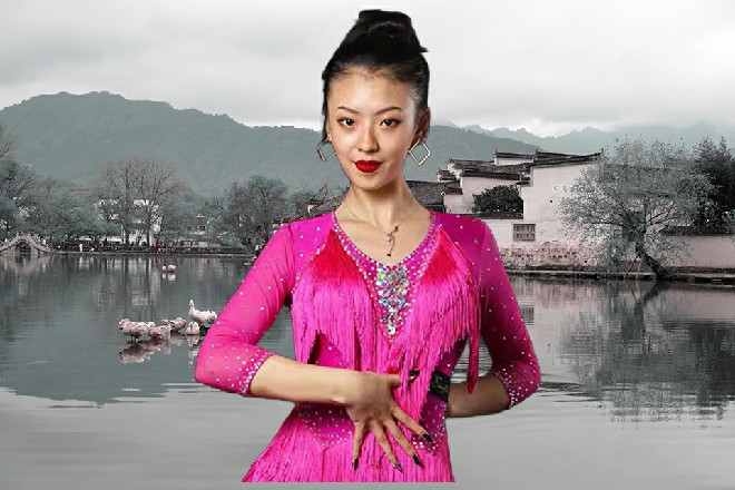 一些娱记暗中咋舌，也不再造次。随便询问几个常规的问题，就结束了采访。