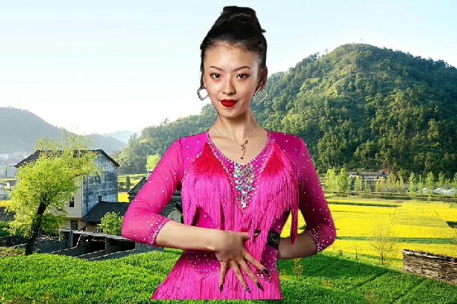 在舞台自带的音效中，台上的大导演，反手把卡片对准了镜头，报了一个人的名字。