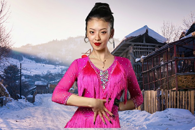 等了两分钟,杨红不耐敲桌子,没好气道:“别装了,我知道你在等我。