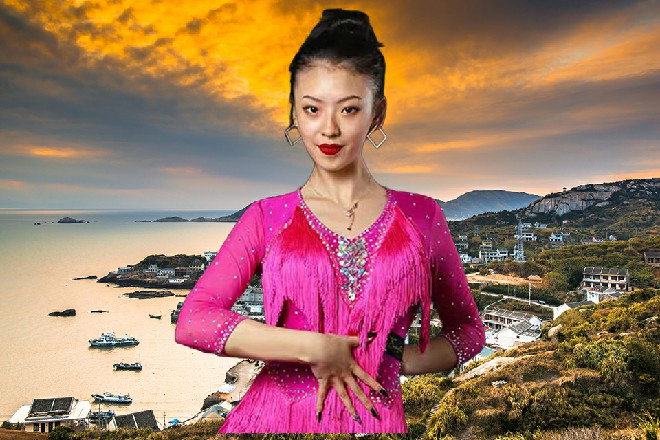 激战结束，叶子衿带着JM假面，在高楼大厦上穿梭，暂时摆脱了墨镜黑衣人的追逐。