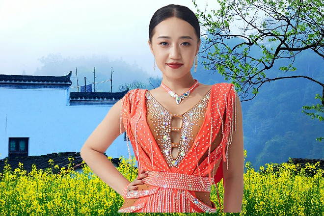 Spop运笔如飞,给几个空姐签名之后,坦然享受她们的服务,又是递水,又是热毛巾。