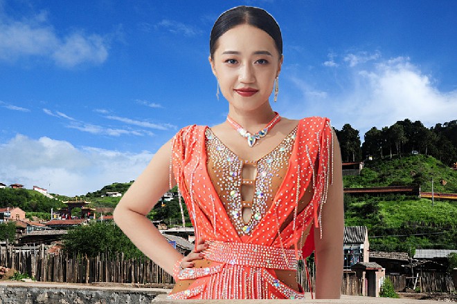 叶子衿眼神兴奋雀跃，小心翼翼观察许青柠的表情，“那个……我听青姐的。