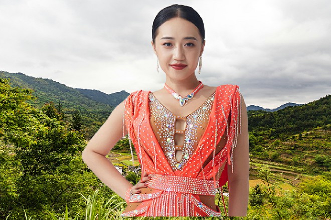 “这算什么,听说外面还有一群人,没资格进大厅,只好在外面等消息……