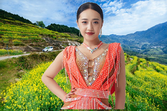 不过,没等他有所动作,那个被他锁定的目标,却冷着脸,直接掏出了枪……