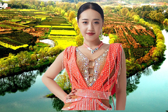 虞妲无视他们，直接走到了绝对舞力旁边。一双俏媚的眼眸流转波光，脸上也绽放一丝笑容。