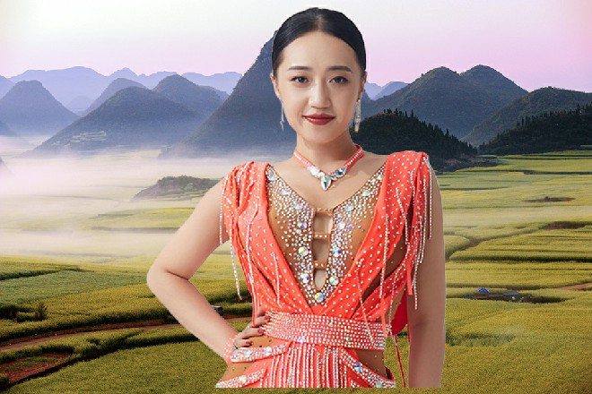 群鱼涌动,荡起了水纹。绝对舞力走过来坐下,“今天不工作了吗,有这闲情逸志喂鱼。