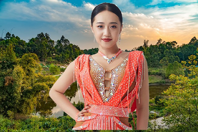 那个高层皱眉,训斥道:“慌乱什么,我们要推广银河TV,这个是广告费。