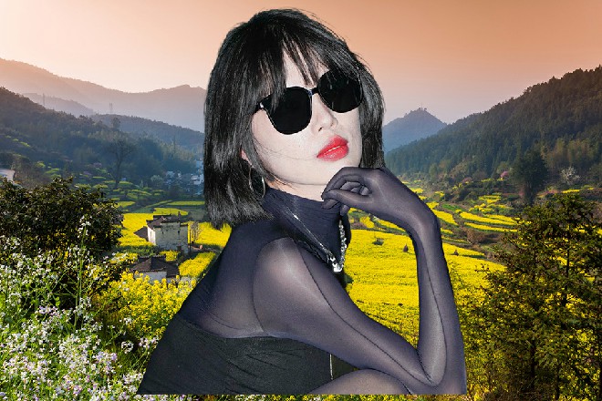 一道钢化玻璃门，挡住了两个人的去路。模糊的磨砂，阻隔了他们的视线。