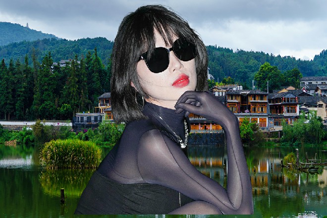 许青柠蹙眉,忍不住悄声问道:“他到底怎么了,在突然之间,情绪变得这么低落。